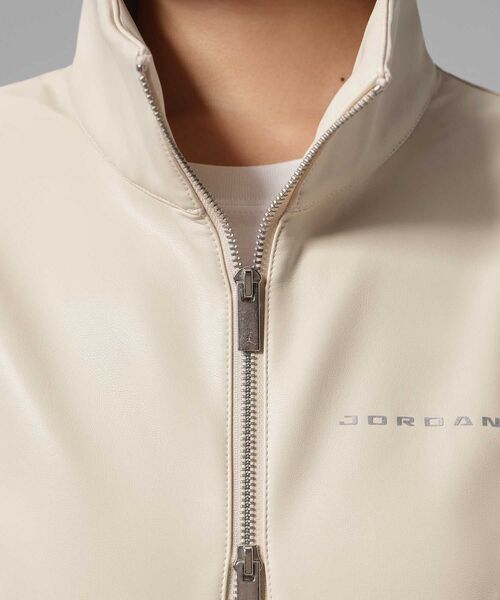 JORDAN BRAND(ジョーダンブランド)の「ジョーダン フライト ウィメンズ フェイク レザー ジャケット / Jordan Flight Women's Faux Leather Jacket IM6813-272 Pearl White(ブルゾン・レディース・アイボリー系・L/XS/XL/S/M)」の4枚目の写真