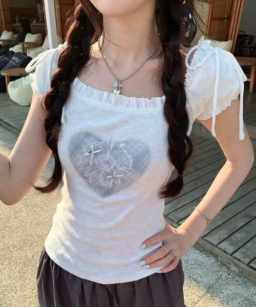AsheKsha（アシクシャ）の「ハートプリント紐付きスクエアネック半袖トップス（Tシャツ/カットソー・レディース・ホワイト・M）」の2枚目の写真