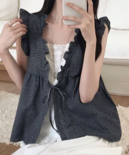 VIVID LADY(ビビッドレディー)の「チェック柄 フリル レイヤード風 ノースリーブブラウス(シャツ/ブラウス・レディース・ネイビー/ブラック/アイボリー・FREE)」の1枚目の写真
