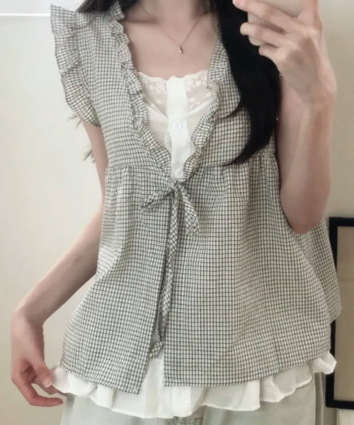 VIVID LADY(ビビッドレディー)の「チェック柄 フリル レイヤード風 ノースリーブブラウス(シャツ/ブラウス・レディース・ネイビー/ブラック/アイボリー・FREE)」の2枚目の写真