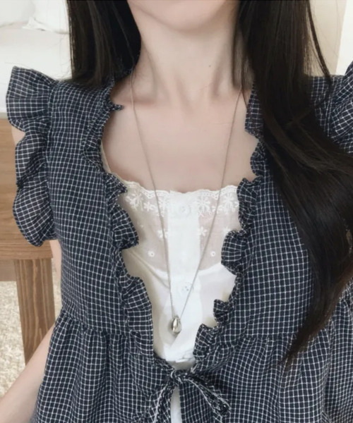 VIVID LADY(ビビッドレディー)の「チェック柄 フリル レイヤード風 ノースリーブブラウス(シャツ/ブラウス・レディース・ネイビー/ブラック/アイボリー・FREE)」の4枚目の写真