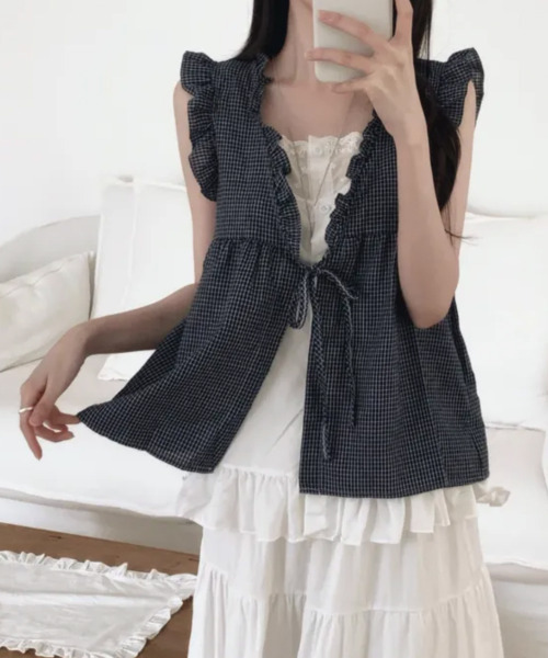 VIVID LADY(ビビッドレディー)の「チェック柄 フリル レイヤード風 ノースリーブブラウス(シャツ/ブラウス・レディース・ネイビー/ブラック/アイボリー・FREE)」の6枚目の写真
