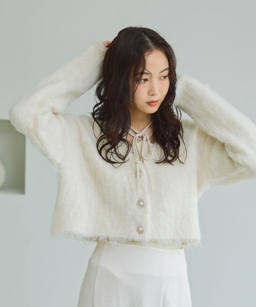 mysty woman(ミスティウーマン)の「フラッフィークロップドカーディガン 1087797(カーディガン/ボレロ・レディース・ベージュ/ライトピンク/アイボリー・FREE)」の1枚目の写真
