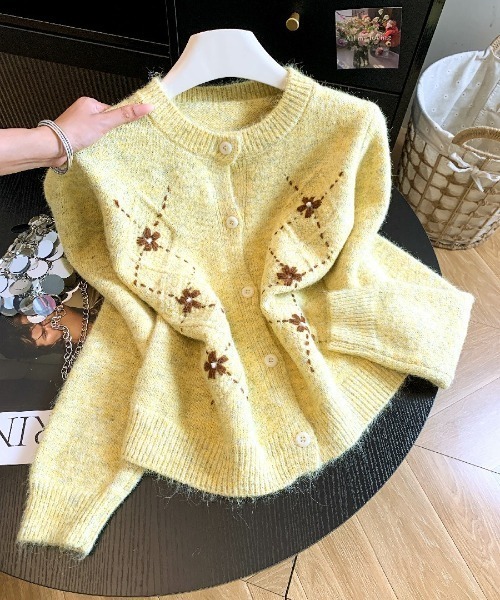 AMAJI(アマジ)の「アーガイル柄 刺繍 クルーネック ニットカーディガン(カーディガン/ボレロ・レディース・ライトグレー/イエロー/ライトブルー/ホワイト・FREE)」の4枚目の写真