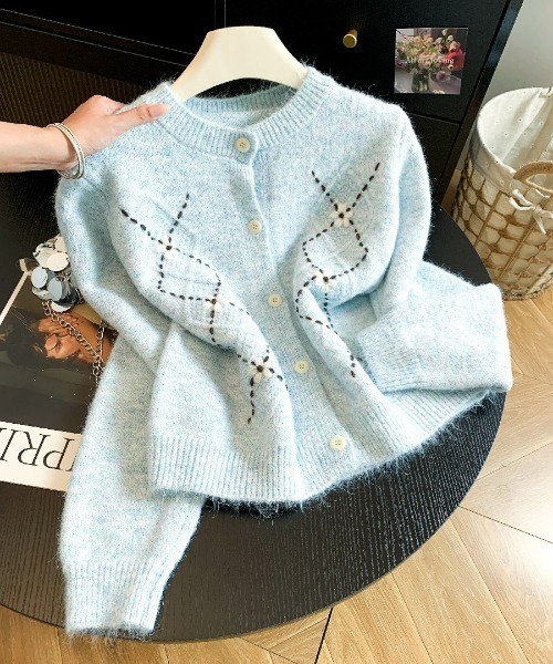 AMAJI(アマジ)の「アーガイル柄 刺繍 クルーネック ニットカーディガン(カーディガン/ボレロ・レディース・ライトグレー/イエロー/ライトブルー/ホワイト・FREE)」の3枚目の写真