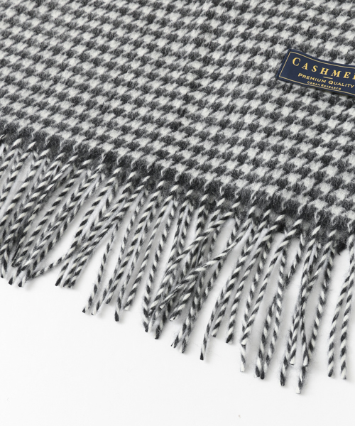 URBAN RESEARCH（アーバンリサーチ）の「千鳥格子カシミヤマフラー（マフラー・メンズ・ブラック/キャメル・FREE）」の6枚目の写真