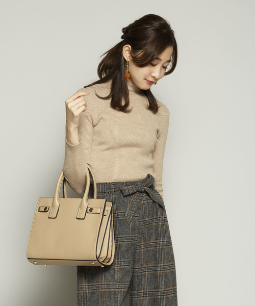 PLAIN CLOTHING（プレーンクロージング）の「ミニマルスクエア2wayバッグ【PLAIN CLOTHING】（ショルダーバッグ・レディース・ブラック/ネイビー/キャメル/モカ/グレー/ボルドー/ベージュ・FREE）」の5枚目の写真