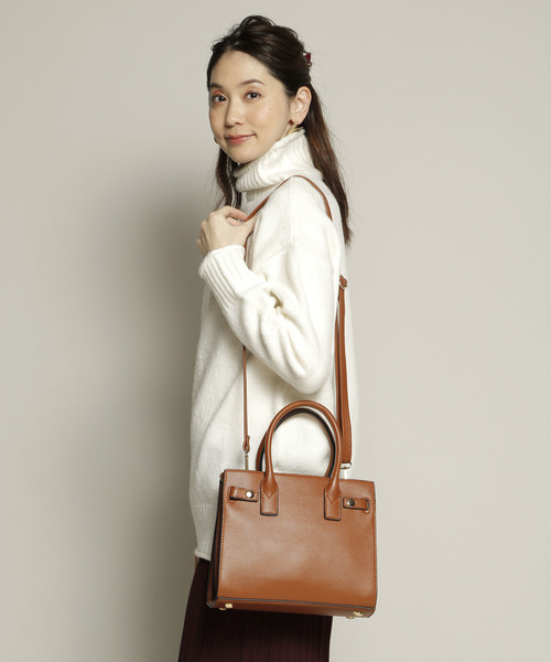 PLAIN CLOTHING（プレーンクロージング）の「ミニマルスクエア2wayバッグ【PLAIN CLOTHING】（ショルダーバッグ・レディース・ブラック/ネイビー/キャメル/モカ/グレー/ボルドー/ベージュ・FREE）」の6枚目の写真