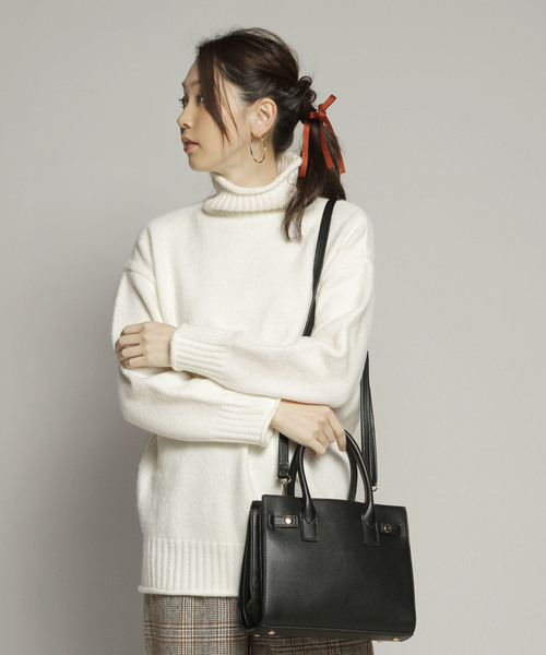 PLAIN CLOTHING（プレーンクロージング）の「ミニマルスクエア2wayバッグ【PLAIN CLOTHING】（ショルダーバッグ・レディース・ブラック/ネイビー/キャメル/モカ/グレー/ボルドー/ベージュ・FREE）」の2枚目の写真