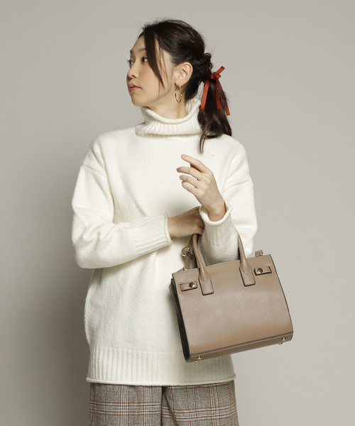 PLAIN CLOTHING（プレーンクロージング）の「ミニマルスクエア2wayバッグ【PLAIN CLOTHING】（ショルダーバッグ・レディース・ブラック/ネイビー/キャメル/モカ/グレー/ボルドー/ベージュ・FREE）」の4枚目の写真