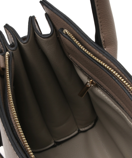 PLAIN CLOTHING（プレーンクロージング）の「ミニマルスクエア2wayバッグ【PLAIN CLOTHING】（ショルダーバッグ・レディース・ブラック/ネイビー/キャメル/モカ/グレー/ボルドー/ベージュ・FREE）」の12枚目の写真