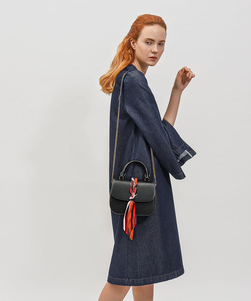 CHARLES & KEITH(チャールズ & キース)の「スカーフバックルハンドバッグ / SCARF BUCKLE HANDBAG(ハンドバッグ・レディース・ブラック/ライトブラウン・M)」の7枚目の写真