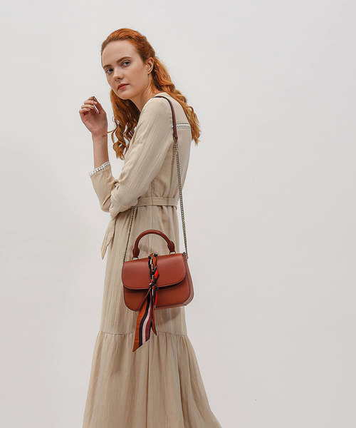 CHARLES & KEITH(チャールズ & キース)の「スカーフバックルハンドバッグ / SCARF BUCKLE HANDBAG(ハンドバッグ・レディース・ブラック/ライトブラウン・M)」の6枚目の写真