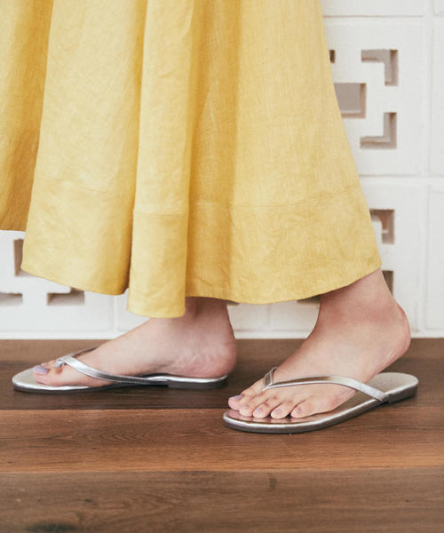 BEAUTY&YOUTH UNITED ARROWS(ビューティーアンドユースユナイテッドアローズ)の「BY フェイクレザー トングサンダル ◆(サンダル・レディース・ベージュ/ブラック/シルバー/ゴールド・38/37/35/36)」の4枚目の写真