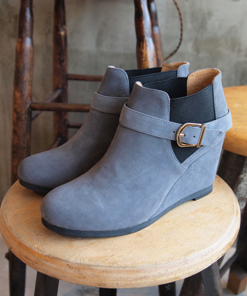 BEAUTY&YOUTH UNITED ARROWS（ビューティーアンドユースユナイテッドアローズ）の「BYSF ∵サイドゴアベルトウェッジショートブーツ （bl） ◆（ブーティ・レディース・オリーブ/グレー/ブラック/ネイビー・37/38/35/36）」の2枚目の写真