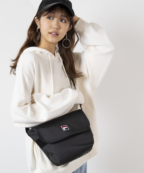 FILA（フィラ）の「∴WEGO/FILA別注ロゴフラップショルダーバッグ（ショルダーバッグ・レディース・トリコロール/ブラック/パープル・FREE）」の2枚目の写真