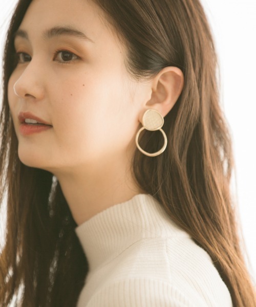 GLOBAL WORK（グローバルワーク）の「変形ＰＵイヤリング/858312（イヤリング・レディース・ライトグレー/ダークブラウン/ベージュ/ブラウン・FREE）」の4枚目の写真
