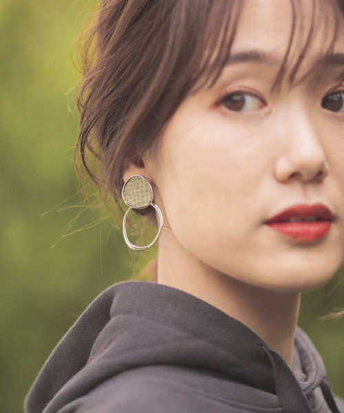 GLOBAL WORK（グローバルワーク）の「変形ＰＵイヤリング/858312（イヤリング・レディース・ライトグレー/ダークブラウン/ベージュ/ブラウン・FREE）」の2枚目の写真