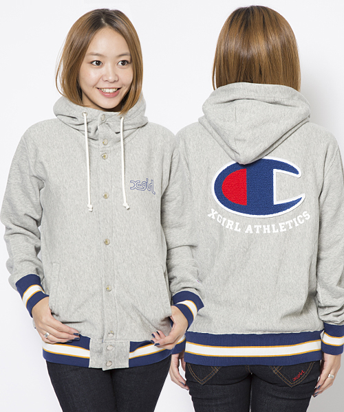 Champion（チャンピオン）の「X-girl×CHAMPION REVERSE WEAVE(R) BUTTON HOODIE（パーカー・レディース・ブラック/アッシュ/ネイビー・2/1）」の3枚目の写真