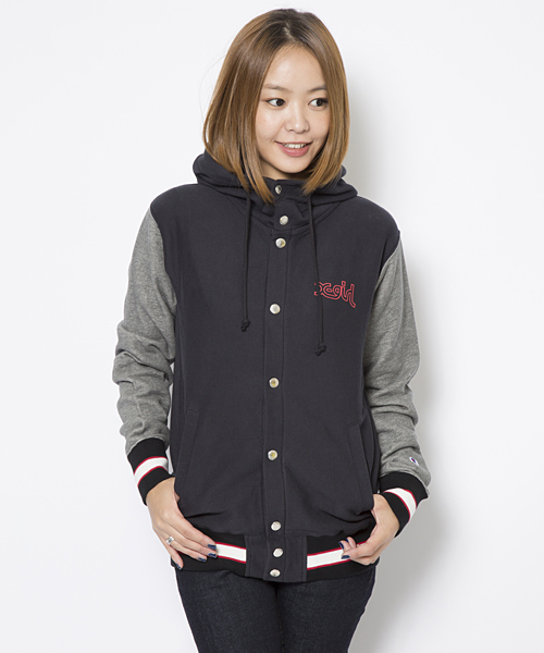Champion（チャンピオン）の「X-girl×CHAMPION REVERSE WEAVE(R) BUTTON HOODIE（パーカー・レディース・ブラック/アッシュ/ネイビー・2/1）」の5枚目の写真