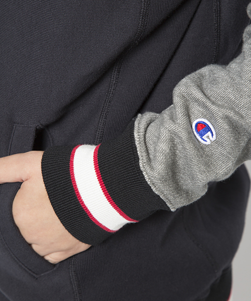 Champion（チャンピオン）の「X-girl×CHAMPION REVERSE WEAVE(R) BUTTON HOODIE（パーカー・レディース・ブラック/アッシュ/ネイビー・2/1）」の4枚目の写真