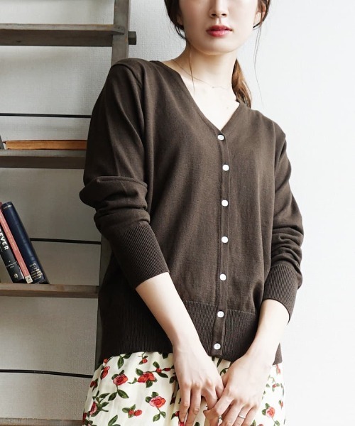 zootie（ズーティー）の「【ロングシーズン楽しめる、安心の綿100％】オーディナリー コットンニット Vネックカーディガン（カーディガン/ボレロ・レディース・マスタード/チャコール/杢グレー/ブラック/ネイビー/グリーン/ブルー/ピンク/サンドベージュ/パープル/ホワイト系その他/オフホワイト/ダークブラウン/キャメル/ホワイト×ブラック/レンガ/ピンク系その他/オレンジ系その他/ブルー系その他/ミント/イエロー/ベージュ/パープル系その他/ブルーグリーン/ブルー系その他2/オレンジ系その他2/イエロー系その他/グレイッシュブルー/モスグリーン/ライトグリーン/ライトピンク/ベージュ系その他/バーガンディー/ライム/チェリーピンク/シアン/グリーン系その他/ライトブラウン/レッド系/アッシュブラウン・LL/M/L）」の7枚目の写真
