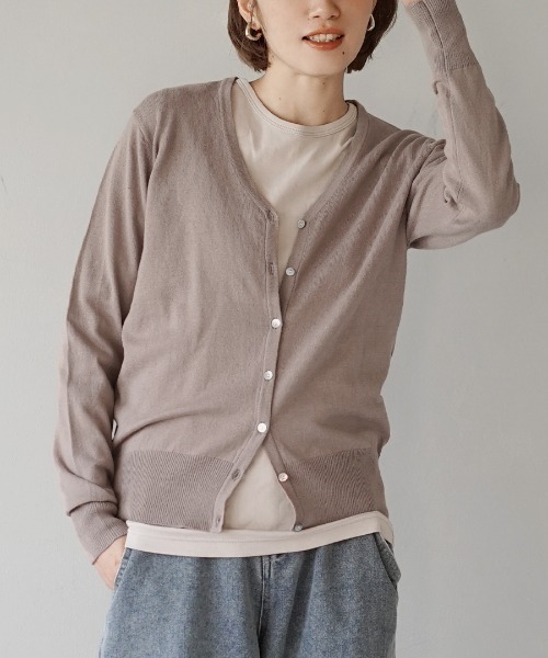 zootie（ズーティー）の「【ロングシーズン楽しめる、安心の綿100％】オーディナリー コットンニット Vネックカーディガン（カーディガン/ボレロ・レディース・マスタード/チャコール/杢グレー/ブラック/ネイビー/グリーン/ブルー/ピンク/サンドベージュ/パープル/ホワイト系その他/オフホワイト/ダークブラウン/キャメル/ホワイト×ブラック/レンガ/ピンク系その他/オレンジ系その他/ブルー系その他/ミント/イエロー/ベージュ/パープル系その他/ブルーグリーン/ブルー系その他2/オレンジ系その他2/イエロー系その他/グレイッシュブルー/モスグリーン/ライトグリーン/ライトピンク/ベージュ系その他/バーガンディー/ライム/チェリーピンク/シアン/グリーン系その他/ライトブラウン/レッド系/アッシュブラウン・LL/M/L）」の8枚目の写真