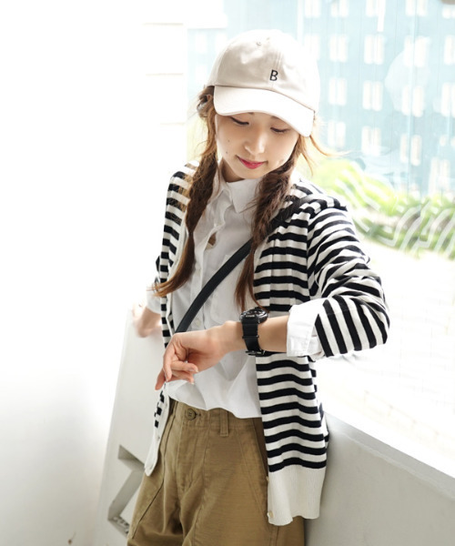 zootie（ズーティー）の「【ロングシーズン楽しめる、安心の綿100％】オーディナリー コットンニット Vネックカーディガン（カーディガン/ボレロ・レディース・マスタード/チャコール/杢グレー/ブラック/ネイビー/グリーン/ブルー/ピンク/サンドベージュ/パープル/ホワイト系その他/オフホワイト/ダークブラウン/キャメル/ホワイト×ブラック/レンガ/ピンク系その他/オレンジ系その他/ブルー系その他/ミント/イエロー/ベージュ/パープル系その他/ブルーグリーン/ブルー系その他2/オレンジ系その他2/イエロー系その他/グレイッシュブルー/モスグリーン/ライトグリーン/ライトピンク/ベージュ系その他/バーガンディー/ライム/チェリーピンク/シアン/グリーン系その他/ライトブラウン/レッド系/アッシュブラウン・LL/M/L）」の3枚目の写真