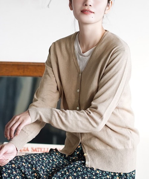 zootie（ズーティー）の「【ロングシーズン楽しめる、安心の綿100％】オーディナリー コットンニット Vネックカーディガン（カーディガン/ボレロ・レディース・マスタード/チャコール/杢グレー/ブラック/ネイビー/グリーン/ブルー/ピンク/サンドベージュ/パープル/ホワイト系その他/オフホワイト/ダークブラウン/キャメル/ホワイト×ブラック/レンガ/ピンク系その他/オレンジ系その他/ブルー系その他/ミント/イエロー/ベージュ/パープル系その他/ブルーグリーン/ブルー系その他2/オレンジ系その他2/イエロー系その他/グレイッシュブルー/モスグリーン/ライトグリーン/ライトピンク/ベージュ系その他/バーガンディー/ライム/チェリーピンク/シアン/グリーン系その他/ライトブラウン/レッド系/アッシュブラウン・LL/M/L）」の10枚目の写真