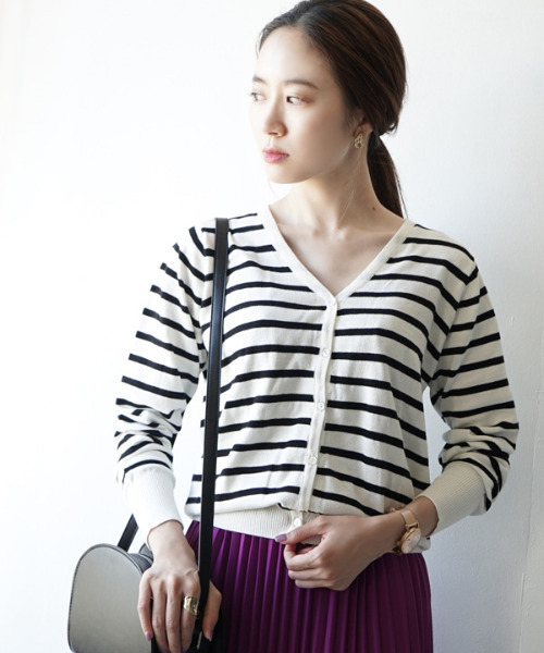 zootie（ズーティー）の「【ロングシーズン楽しめる、安心の綿100％】オーディナリー コットンニット Vネックカーディガン（カーディガン/ボレロ・レディース・マスタード/チャコール/杢グレー/ブラック/ネイビー/グリーン/ブルー/ピンク/サンドベージュ/パープル/ホワイト系その他/オフホワイト/ダークブラウン/キャメル/ホワイト×ブラック/レンガ/ピンク系その他/オレンジ系その他/ブルー系その他/ミント/イエロー/ベージュ/パープル系その他/ブルーグリーン/ブルー系その他2/オレンジ系その他2/イエロー系その他/グレイッシュブルー/モスグリーン/ライトグリーン/ライトピンク/ベージュ系その他/バーガンディー/ライム/チェリーピンク/シアン/グリーン系その他/ライトブラウン/レッド系/アッシュブラウン・LL/M/L）」の4枚目の写真