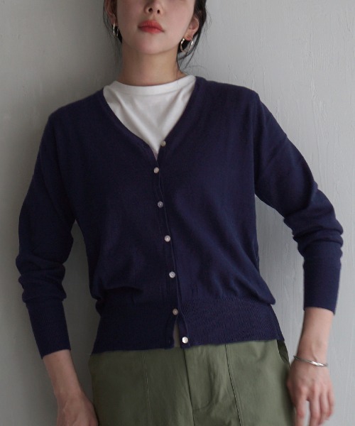 zootie（ズーティー）の「【ロングシーズン楽しめる、安心の綿100％】オーディナリー コットンニット Vネックカーディガン（カーディガン/ボレロ・レディース・マスタード/チャコール/杢グレー/ブラック/ネイビー/グリーン/ブルー/ピンク/サンドベージュ/パープル/ホワイト系その他/オフホワイト/ダークブラウン/キャメル/ホワイト×ブラック/レンガ/ピンク系その他/オレンジ系その他/ブルー系その他/ミント/イエロー/ベージュ/パープル系その他/ブルーグリーン/ブルー系その他2/オレンジ系その他2/イエロー系その他/グレイッシュブルー/モスグリーン/ライトグリーン/ライトピンク/ベージュ系その他/バーガンディー/ライム/チェリーピンク/シアン/グリーン系その他/ライトブラウン/レッド系/アッシュブラウン・LL/M/L）」の19枚目の写真