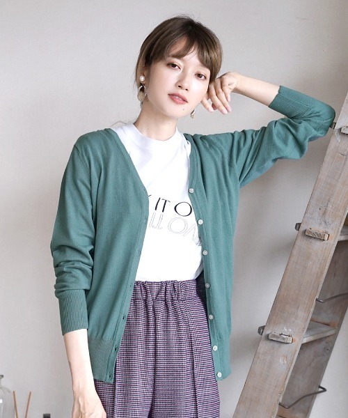 zootie（ズーティー）の「【ロングシーズン楽しめる、安心の綿100％】オーディナリー コットンニット Vネックカーディガン（カーディガン/ボレロ・レディース・マスタード/チャコール/杢グレー/ブラック/ネイビー/グリーン/ブルー/ピンク/サンドベージュ/パープル/ホワイト系その他/オフホワイト/ダークブラウン/キャメル/ホワイト×ブラック/レンガ/ピンク系その他/オレンジ系その他/ブルー系その他/ミント/イエロー/ベージュ/パープル系その他/ブルーグリーン/ブルー系その他2/オレンジ系その他2/イエロー系その他/グレイッシュブルー/モスグリーン/ライトグリーン/ライトピンク/ベージュ系その他/バーガンディー/ライム/チェリーピンク/シアン/グリーン系その他/ライトブラウン/レッド系/アッシュブラウン・LL/M/L）」の22枚目の写真