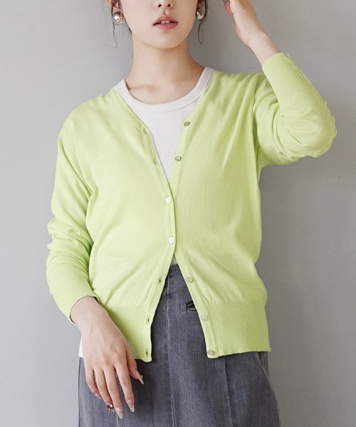 zootie（ズーティー）の「【ロングシーズン楽しめる、安心の綿100％】オーディナリー コットンニット Vネックカーディガン（カーディガン/ボレロ・レディース・マスタード/チャコール/杢グレー/ブラック/ネイビー/グリーン/ブルー/ピンク/サンドベージュ/パープル/ホワイト系その他/オフホワイト/ダークブラウン/キャメル/ホワイト×ブラック/レンガ/ピンク系その他/オレンジ系その他/ブルー系その他/ミント/イエロー/ベージュ/パープル系その他/ブルーグリーン/ブルー系その他2/オレンジ系その他2/イエロー系その他/グレイッシュブルー/モスグリーン/ライトグリーン/ライトピンク/ベージュ系その他/バーガンディー/ライム/チェリーピンク/シアン/グリーン系その他/ライトブラウン/レッド系/アッシュブラウン・LL/M/L）」の13枚目の写真