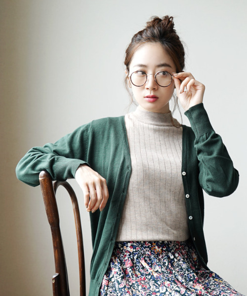 zootie（ズーティー）の「【ロングシーズン楽しめる、安心の綿100％】オーディナリー コットンニット Vネックカーディガン（カーディガン/ボレロ・レディース・マスタード/チャコール/杢グレー/ブラック/ネイビー/グリーン/ブルー/ピンク/サンドベージュ/パープル/ホワイト系その他/オフホワイト/ダークブラウン/キャメル/ホワイト×ブラック/レンガ/ピンク系その他/オレンジ系その他/ブルー系その他/ミント/イエロー/ベージュ/パープル系その他/ブルーグリーン/ブルー系その他2/オレンジ系その他2/イエロー系その他/グレイッシュブルー/モスグリーン/ライトグリーン/ライトピンク/ベージュ系その他/バーガンディー/ライム/チェリーピンク/シアン/グリーン系その他/ライトブラウン/レッド系/アッシュブラウン・LL/M/L）」の14枚目の写真