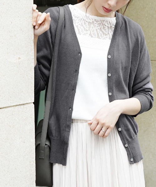 zootie（ズーティー）の「【ロングシーズン楽しめる、安心の綿100％】オーディナリー コットンニット Vネックカーディガン（カーディガン/ボレロ・レディース・マスタード/チャコール/杢グレー/ブラック/ネイビー/グリーン/ブルー/ピンク/サンドベージュ/パープル/ホワイト系その他/オフホワイト/ダークブラウン/キャメル/ホワイト×ブラック/レンガ/ピンク系その他/オレンジ系その他/ブルー系その他/ミント/イエロー/ベージュ/パープル系その他/ブルーグリーン/ブルー系その他2/オレンジ系その他2/イエロー系その他/グレイッシュブルー/モスグリーン/ライトグリーン/ライトピンク/ベージュ系その他/バーガンディー/ライム/チェリーピンク/シアン/グリーン系その他/ライトブラウン/レッド系/アッシュブラウン・LL/M/L）」の6枚目の写真