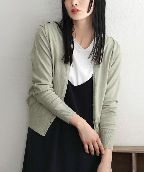 zootie（ズーティー）の「【ロングシーズン楽しめる、安心の綿100％】オーディナリー コットンニット Vネックカーディガン（カーディガン/ボレロ・レディース・マスタード/チャコール/杢グレー/ブラック/ネイビー/グリーン/ブルー/ピンク/サンドベージュ/パープル/ホワイト系その他/オフホワイト/ダークブラウン/キャメル/ホワイト×ブラック/レンガ/ピンク系その他/オレンジ系その他/ブルー系その他/ミント/イエロー/ベージュ/パープル系その他/ブルーグリーン/ブルー系その他2/オレンジ系その他2/イエロー系その他/グレイッシュブルー/モスグリーン/ライトグリーン/ライトピンク/ベージュ系その他/バーガンディー/ライム/チェリーピンク/シアン/グリーン系その他/ライトブラウン/レッド系/アッシュブラウン・LL/M/L）」の15枚目の写真