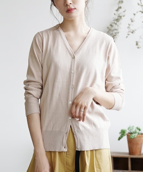 zootie（ズーティー）の「【ロングシーズン楽しめる、安心の綿100％】オーディナリー コットンニット Vネックカーディガン（カーディガン/ボレロ・レディース・マスタード/チャコール/杢グレー/ブラック/ネイビー/グリーン/ブルー/ピンク/サンドベージュ/パープル/ホワイト系その他/オフホワイト/ダークブラウン/キャメル/ホワイト×ブラック/レンガ/ピンク系その他/オレンジ系その他/ブルー系その他/ミント/イエロー/ベージュ/パープル系その他/ブルーグリーン/ブルー系その他2/オレンジ系その他2/イエロー系その他/グレイッシュブルー/モスグリーン/ライトグリーン/ライトピンク/ベージュ系その他/バーガンディー/ライム/チェリーピンク/シアン/グリーン系その他/ライトブラウン/レッド系/アッシュブラウン・LL/M/L）」の11枚目の写真