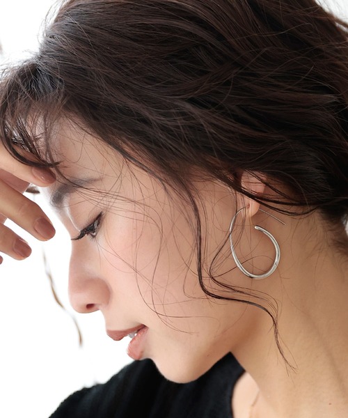 DONOBAN（ドノバン）の「オーバルフックピアス（ピアス（両耳用）・レディース・シルバー/ゴールド・ONESIZE）」の2枚目の写真
