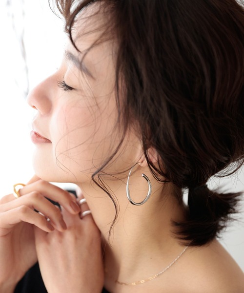 DONOBAN（ドノバン）の「オーバルフックピアス（ピアス（両耳用）・レディース・シルバー/ゴールド・ONESIZE）」の6枚目の写真