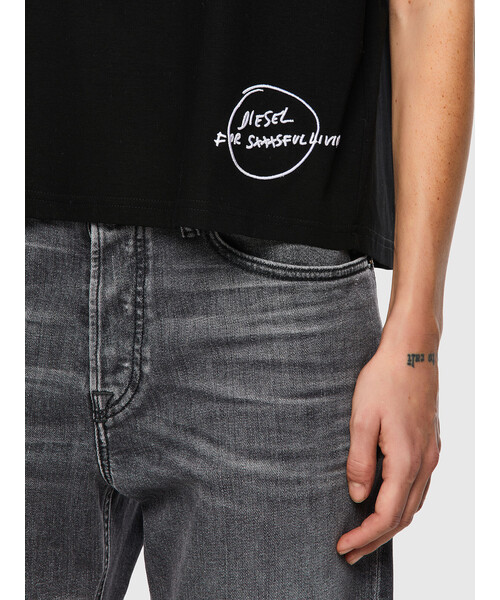 DIESEL(ディーゼル)の「レディース Tシャツ 刺繍 ボクシーフィット(Tシャツ/カットソー・レディース・ホワイト/ブラック/ピンク・X-SMALL/SMALL/MEDIUM/LARGE)」の14枚目の写真