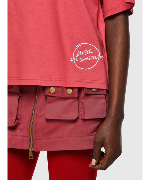 DIESEL(ディーゼル)の「レディース Tシャツ 刺繍 ボクシーフィット(Tシャツ/カットソー・レディース・ホワイト/ブラック/ピンク・X-SMALL/SMALL/MEDIUM/LARGE)」の5枚目の写真