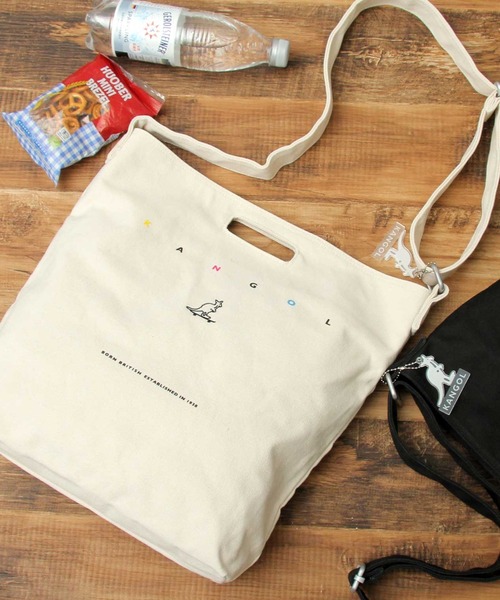 KANGOL（カンゴール）の「スケートボード カラフルロゴ キャンバス ショルダー トートバッグ / プラスチックプレートチャーム付き（ショルダーバッグ・メンズ・ホワイト/ブラック・FREE）」の2枚目の写真