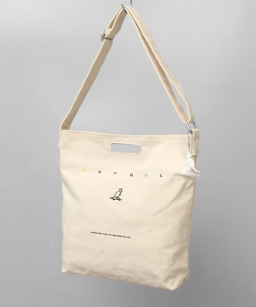 KANGOL（カンゴール）の「スケートボード カラフルロゴ キャンバス ショルダー トートバッグ / プラスチックプレートチャーム付き（ショルダーバッグ・メンズ・ホワイト/ブラック・FREE）」の3枚目の写真