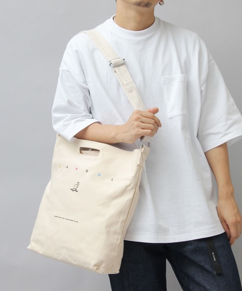 KANGOL（カンゴール）の「スケートボード カラフルロゴ キャンバス ショルダー トートバッグ / プラスチックプレートチャーム付き（ショルダーバッグ・メンズ・ホワイト/ブラック・FREE）」の8枚目の写真