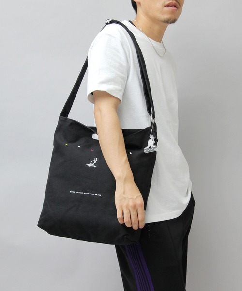 KANGOL（カンゴール）の「スケートボード カラフルロゴ キャンバス ショルダー トートバッグ / プラスチックプレートチャーム付き（ショルダーバッグ・メンズ・ホワイト/ブラック・FREE）」の10枚目の写真