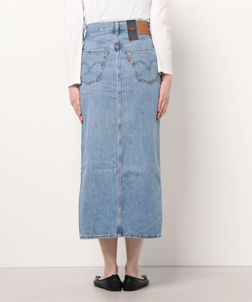 Levi's（リーバイス）の「SLIT FRONT SKIRT ABSOLUTELY FABULOUS（デニムスカート・レディース・ライトインディゴブルー・30inch/28inch/29inch/24inch/25inch/26inch/27inch/23inch）」の2枚目の写真