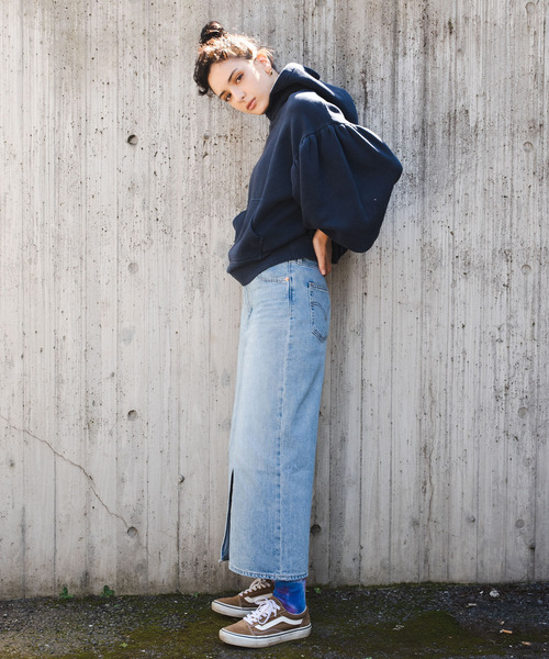 Levi's（リーバイス）の「SLIT FRONT SKIRT ABSOLUTELY FABULOUS（デニムスカート・レディース・ライトインディゴブルー・30inch/28inch/29inch/24inch/25inch/26inch/27inch/23inch）」の22枚目の写真