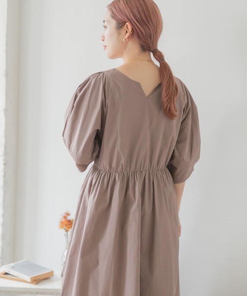 ITEMS URBANRESEARCH(アイテムズ アーバンリサーチ)の「ランタンスリーブワンピース(ワンピース・レディース・ベージュ/ブラック/グレー/モカ・FREE)」の21枚目の写真