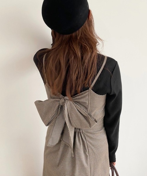 one after another NICE CLAUP（ワンアフターアナザーナイスクラップ）の「後ろ姿で差がつく存在感。バックリボンマーメイドキャミワンピース（ワンピース・レディース・ブラック/ブラウン系その他/ベージュ系その他/グリーン系その他・FREE）」の3枚目の写真