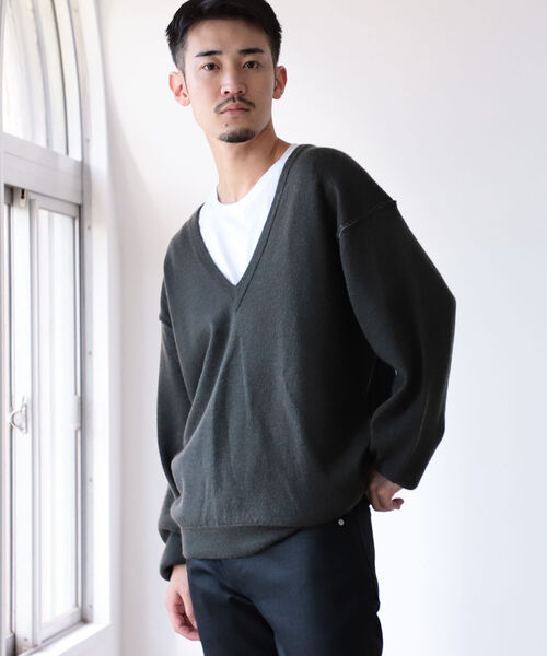 BEAMS(ビームス)の「BEAMS / 12G ディープ Vネックニット(ニット/セーター・メンズ・ブラック/オリーブ・SMALL/MEDIUM/LARGE/X-LARGE)」の1枚目の写真